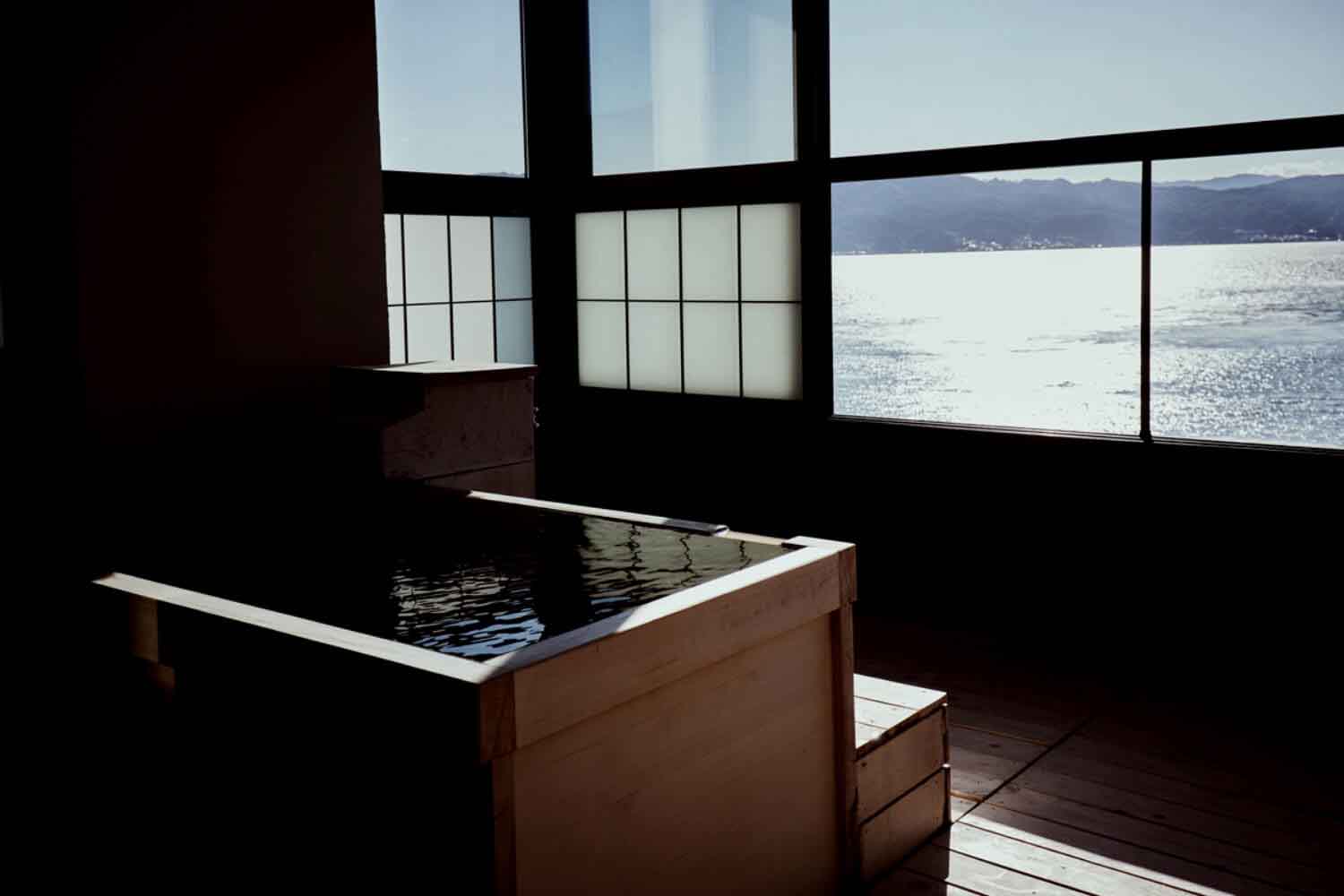 Hinoki bath with a panorama view of Lake Suwa