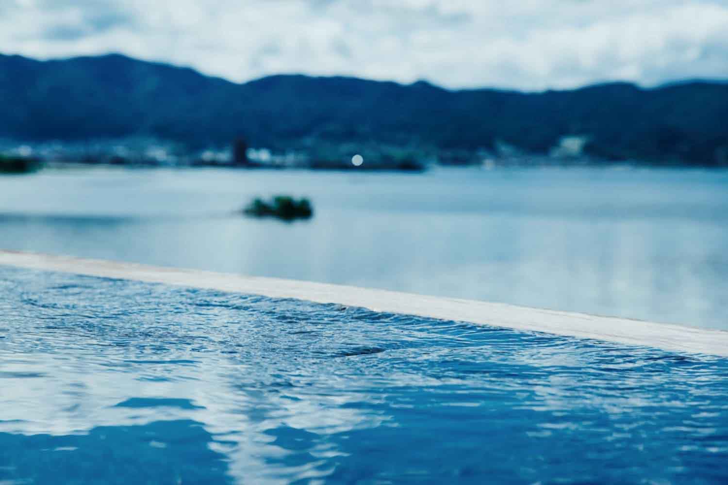 諏訪湖を一望する展望露天風呂