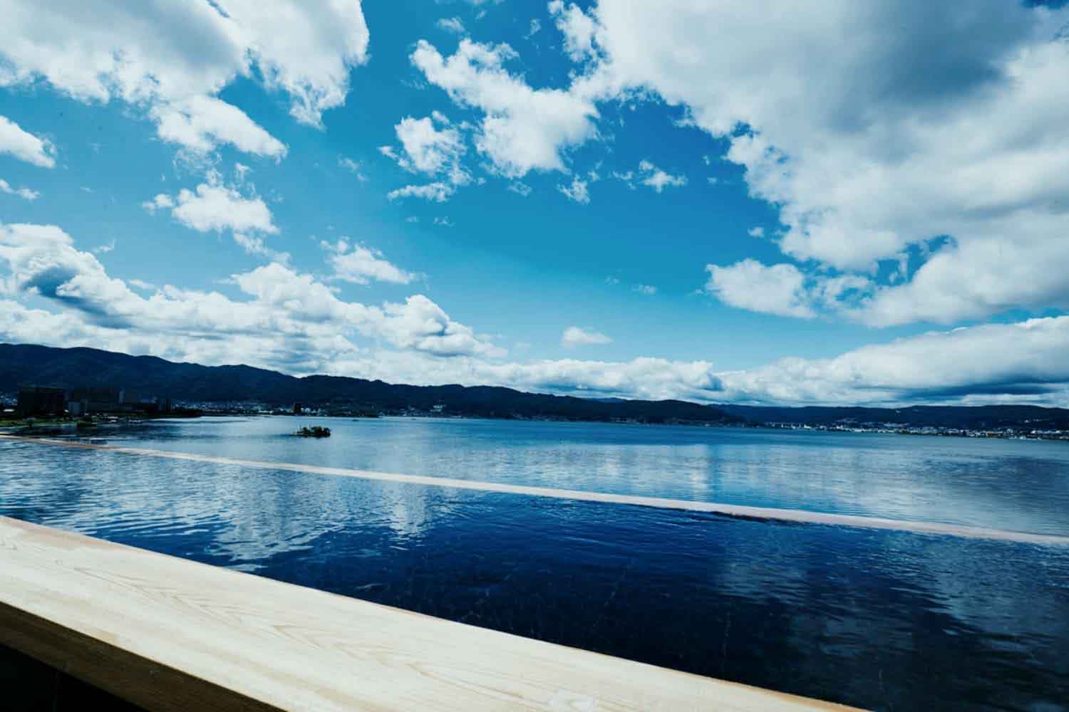 諏訪湖を一望する展望露天風呂