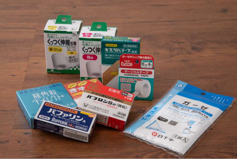 救急用品(ばんそうこう、包帯、常備薬等)