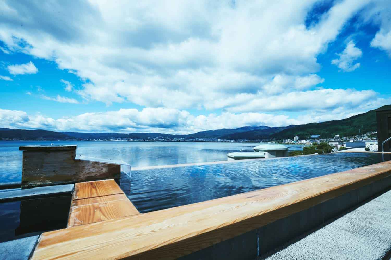 An open-air bath on the top roof